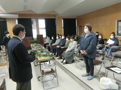 生徒たちが培養管理した「セントポーリア」を感謝の気持ちを込めて手渡した