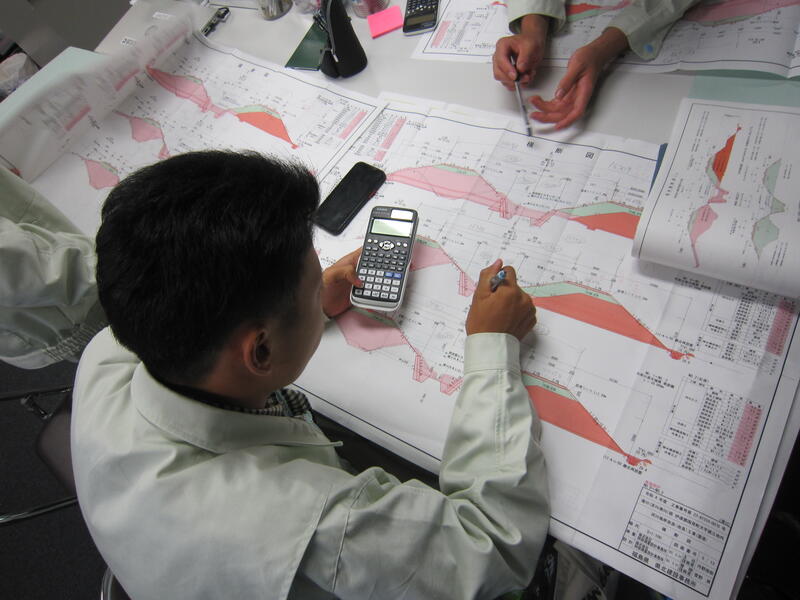 多田建設株式会社では、当日豪雨によって、現場事務所内で土量計算の求め方を学んでいました。
